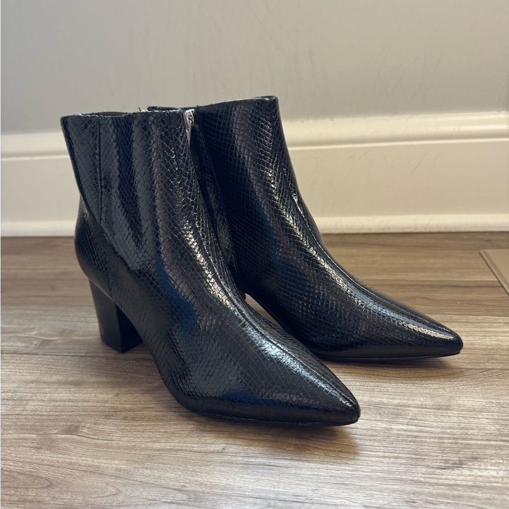 Marc Fisher Jarli Ankle Booties Boots Black Snake skin Shiny Pointed Toe Sz 6 - Picture 8 of 10